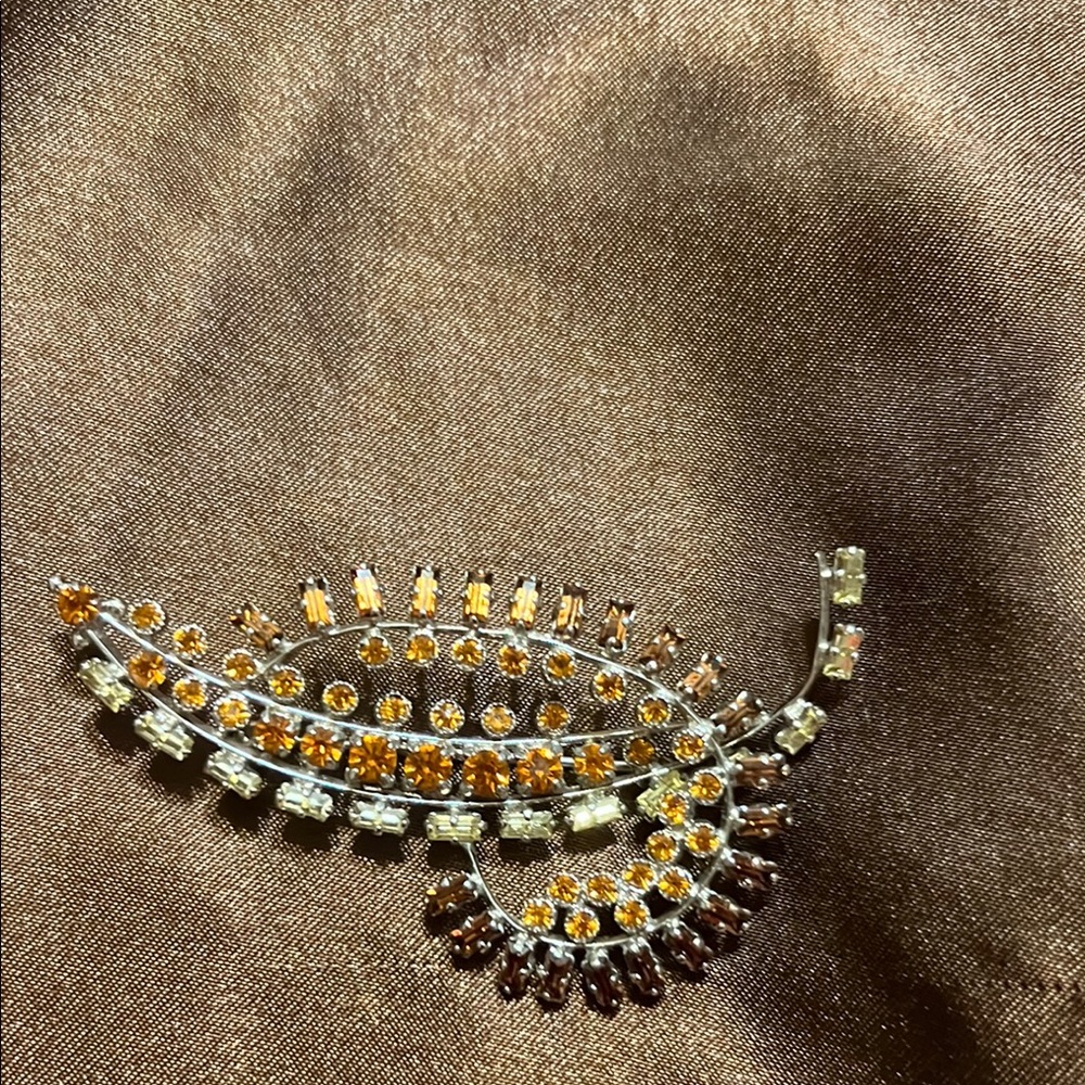 Elegant Silver tone and Gold tone Leaf Brooch - Picture 2 of 7